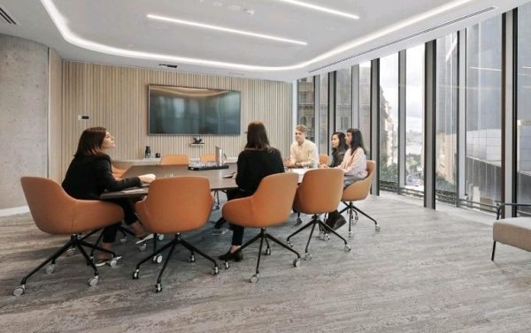 Muse Meeting Chair With Castors